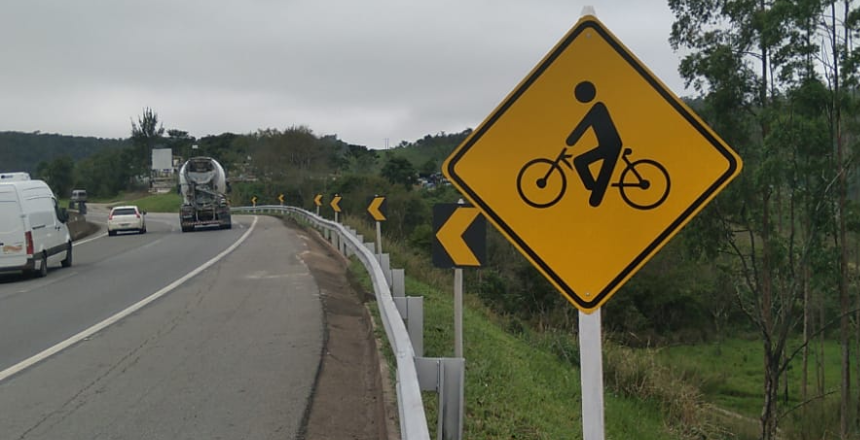 Rodovia BR-040 recebe placas de sinalização para ciclistas