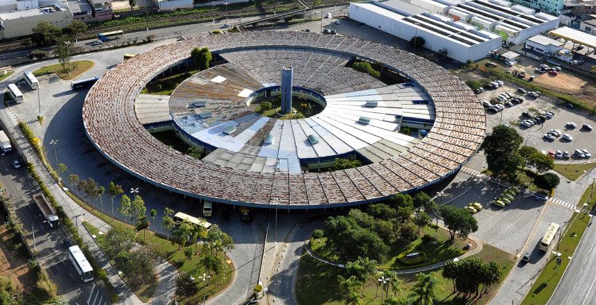 Serviços de táxi, van e fretamento suspendem atendimento devido à mudança de local