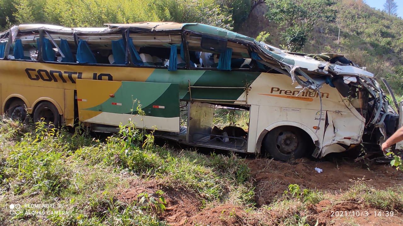 Três mulheres e uma criança morrem em capotamento de ônibus
