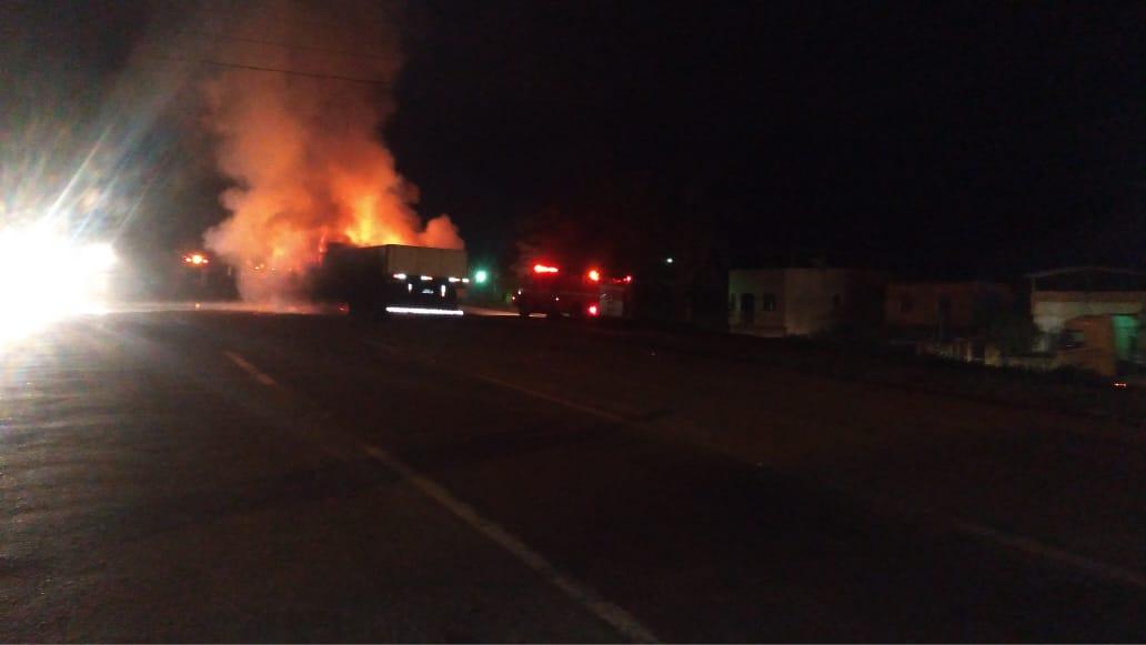 Carreta pega fogo em Congonhas