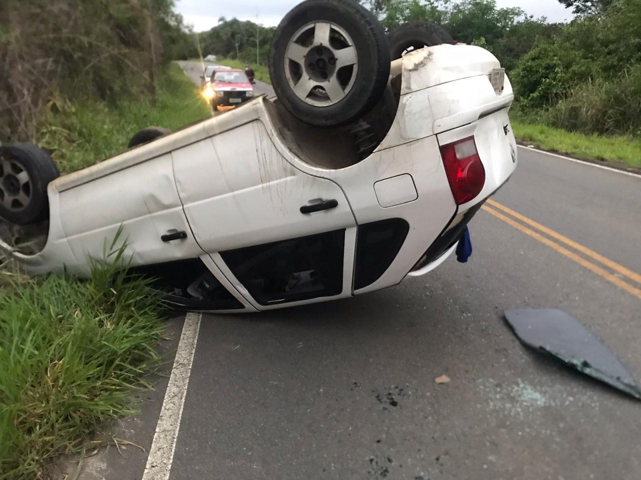 Carro capota em estrada de Belmiro Braga
