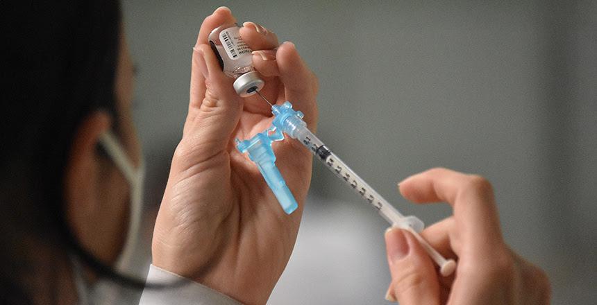 Com novo horário, vacinação contra Covid-19 segue nesta quinta-feira, 18