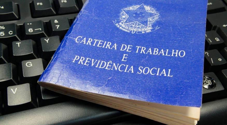 Com revisão de dados do Caged, geração de vagas formais cai pela metade em 2020