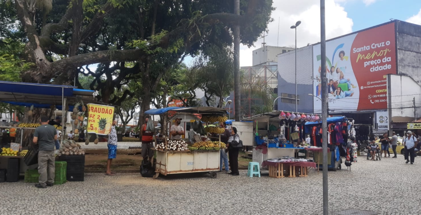 Comerciantes populares ocupam novo espaço na Praça do Riachuelo