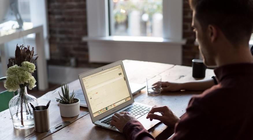 Estudos relacionam problemas de saúde físicos e mentais com o home office