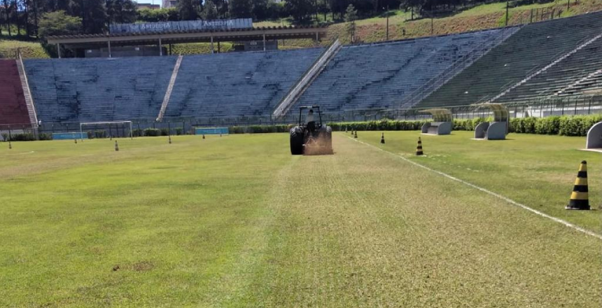 Gramado do Estádio Municipal passa por reformas