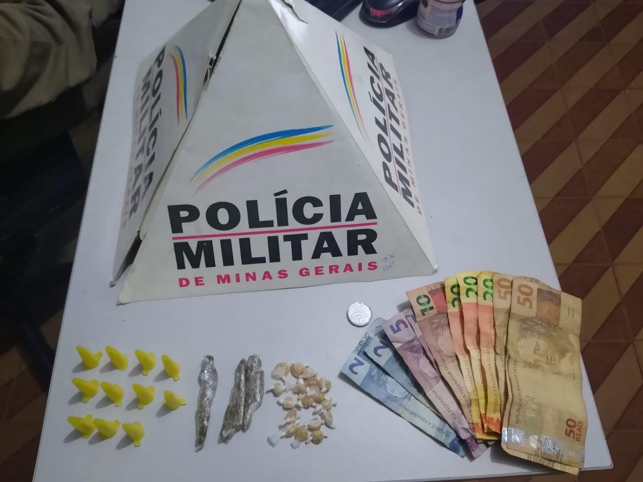 Homem é preso tentando fugir com drogas pelos fundos de casa em Ubá