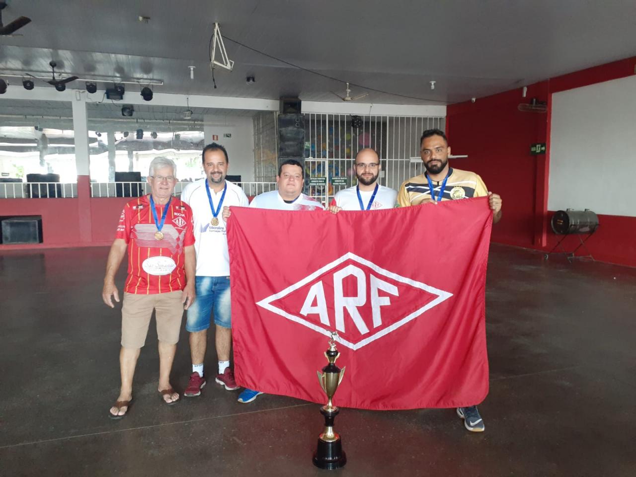 Jo&atilde;o Paulo Rodrigues (ao centro), Philipe Mairinque (segundo &agrave; direita) e Cydmar Oliveira (primeiro &agrave; direita) s&atilde;o uns dos atletas que v&atilde;o representar o Am&eacute;rica de S&atilde;o Jo&atilde;o Del Rei no torneio. Arquivo Liga Mineira de Bocha.  