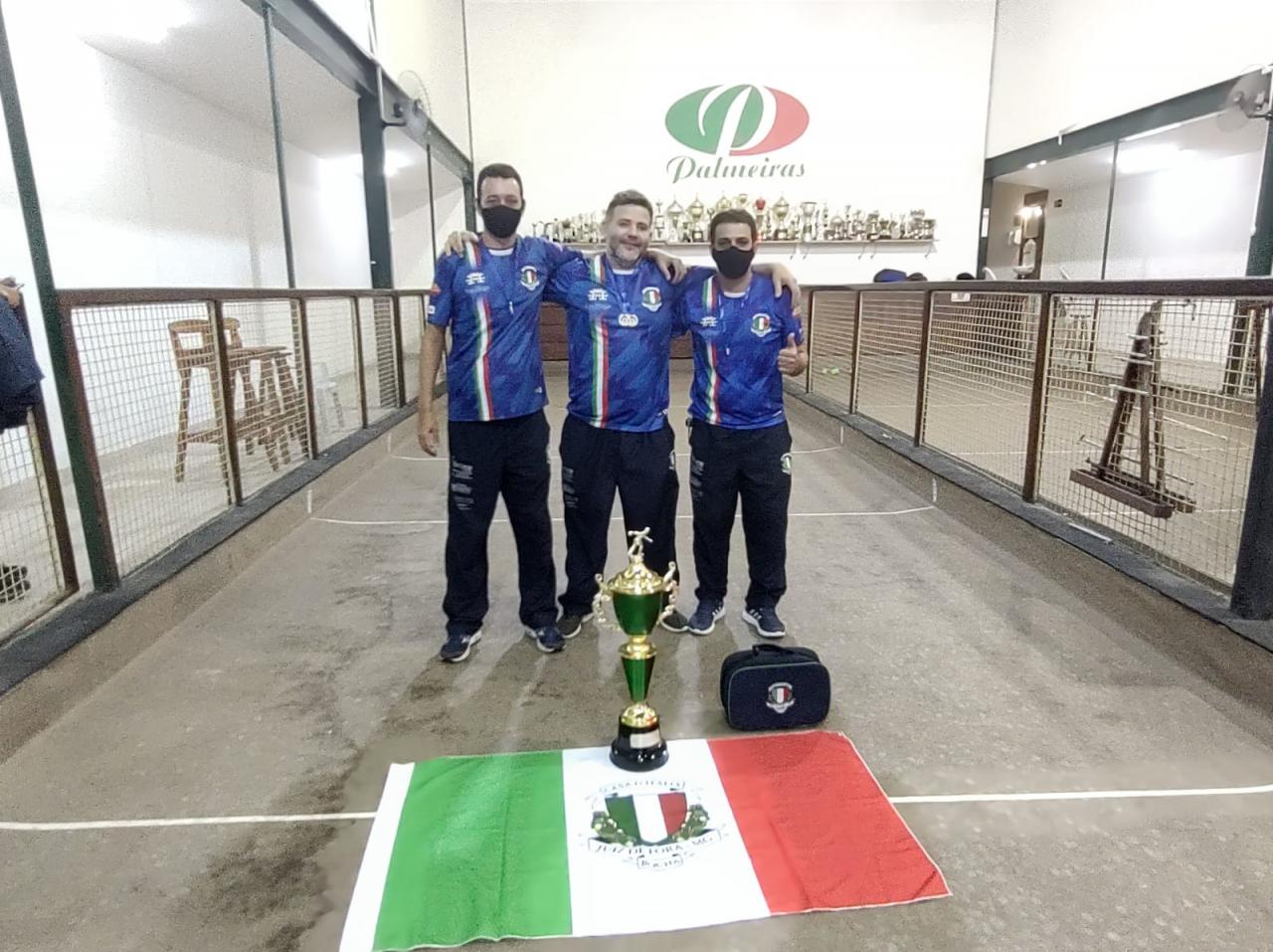 Marcelo Faria (ao centro) e Letinho Souza (&agrave; direita) foram vice-campe&otilde;es mineiros de trios na forma&ccedil;&atilde;o com Leandro Dias, em outubro deste ano. Foto: Arquivo Bocha Casa D'Italia JF. 