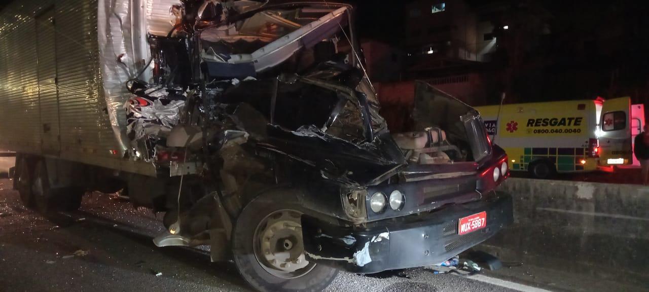 Motorista de caminhão quebra a perna ao bater em outro caminhão na BR 040