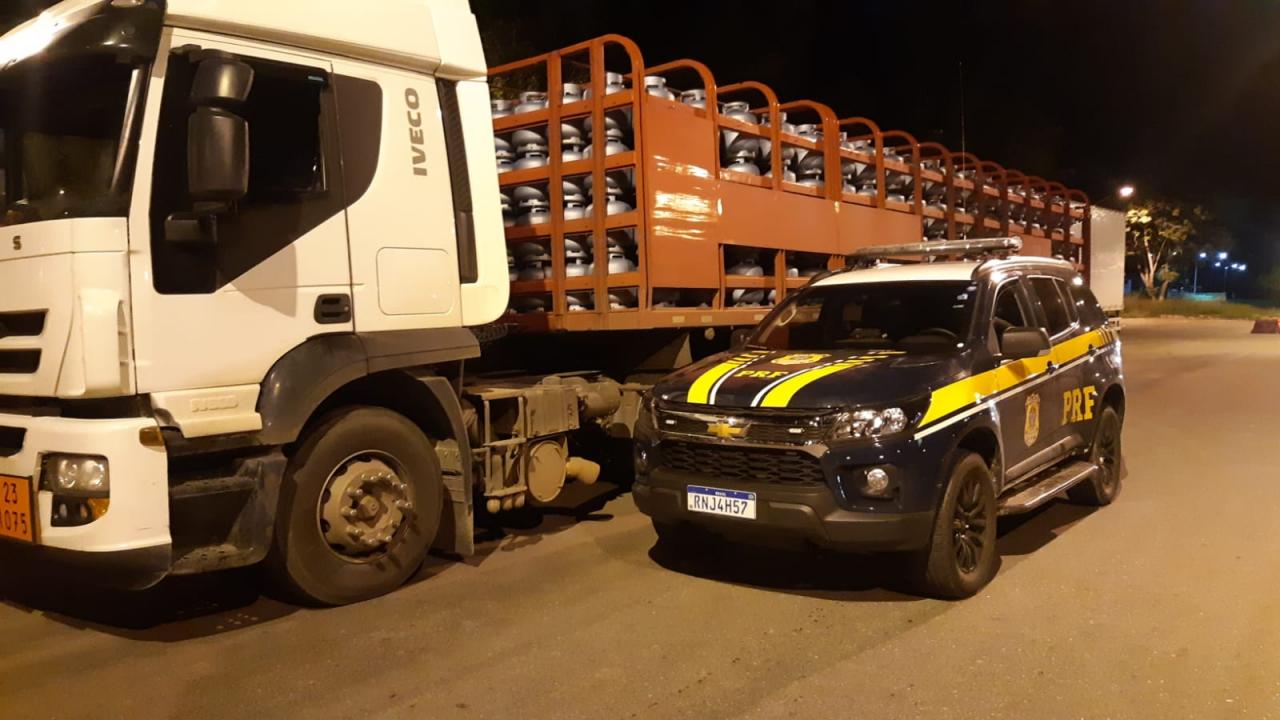 Motorista de carreta é detido com 936 botijões de gás na BR 116
