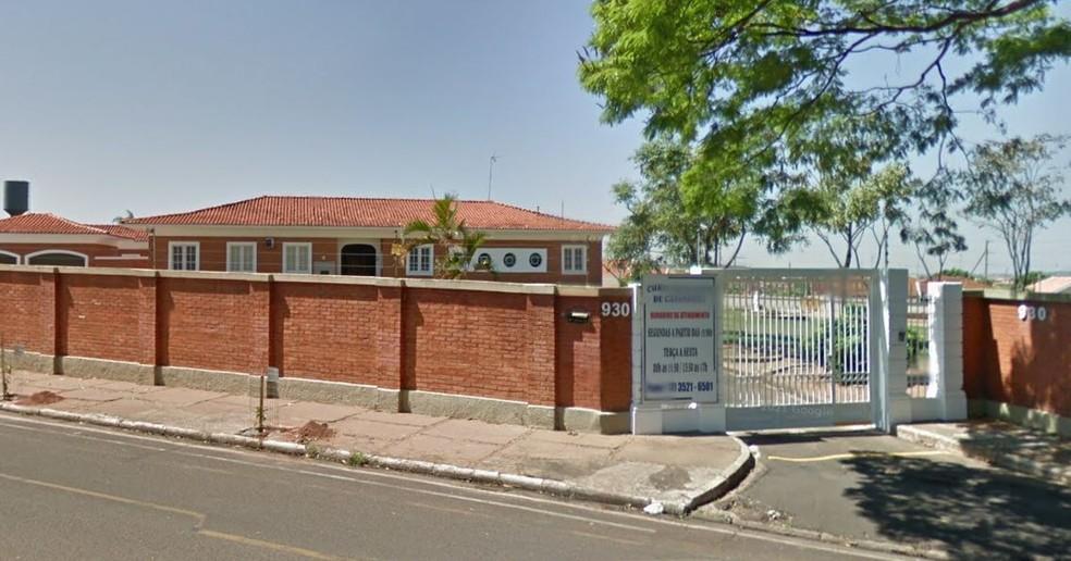 Mulher é presa por extorquir padre após flagrar conversas íntimas do marido com o religioso no interior de SP