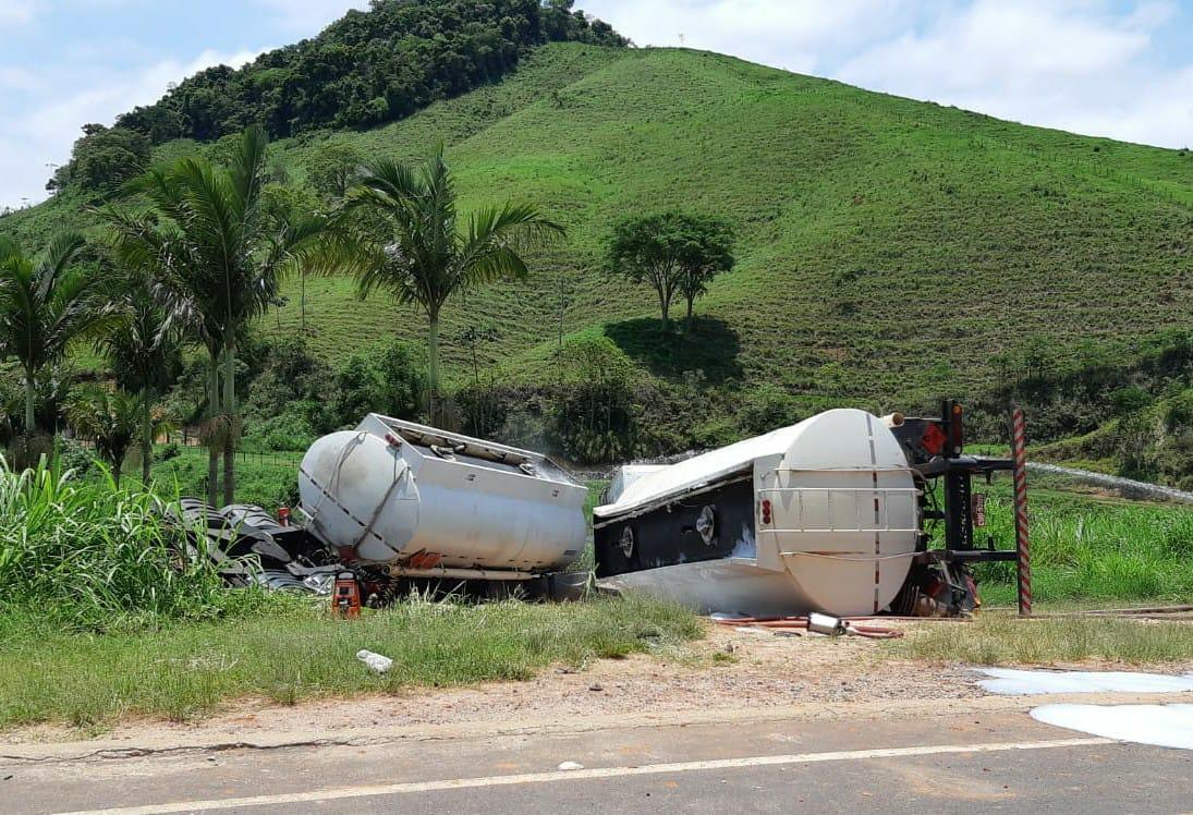 PRF atende acidente com veículo transportando 45.000 litros de etanol de forma irregular na BR-267