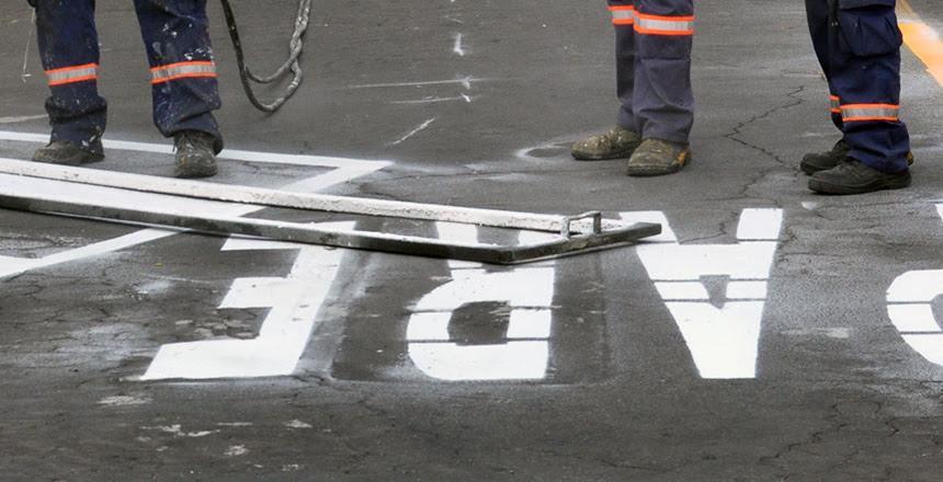 SMU realiza serviços de sinalização em torno do viaduto