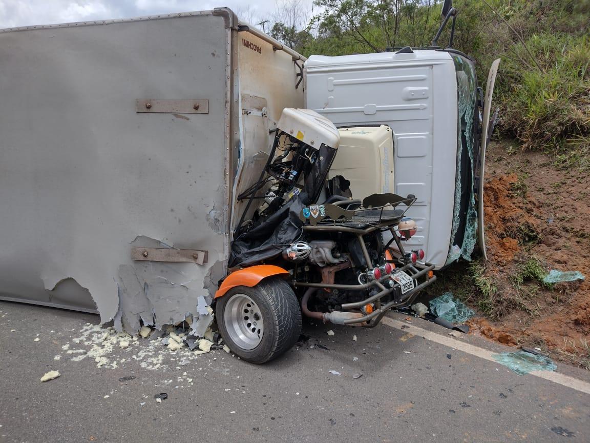 Acidente envolvendo triciclo, carro e caminhão causa uma morte e seis feridos na BR-040, em Carandaí