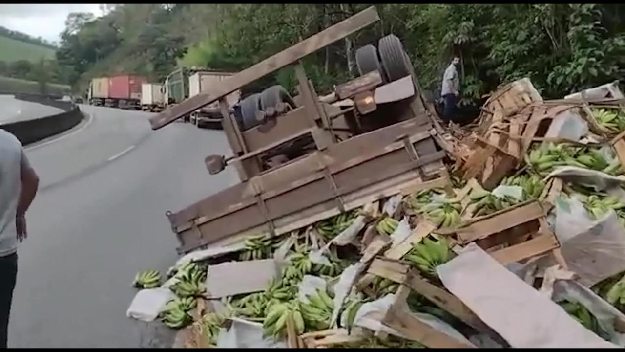 Caminhão de banana tomba na BR040 próximo a Barbacena