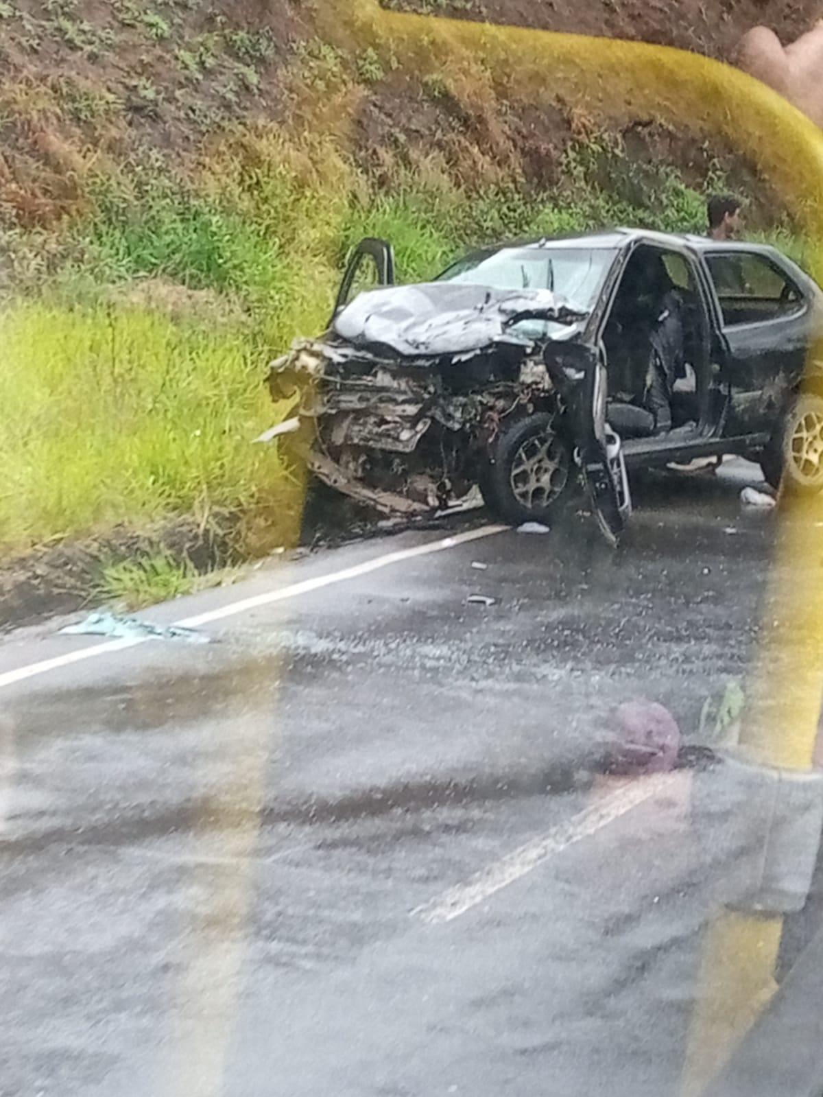 Colisão entre carro e ônibus deixa três feridos em Juiz de Fora