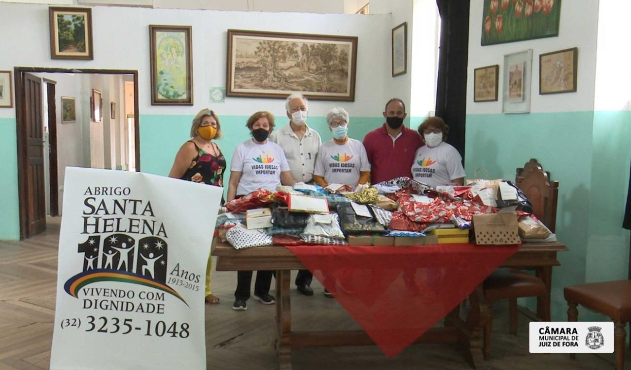 Comissão entrega presentes de Natal da Campanha Faça um idoso feliz