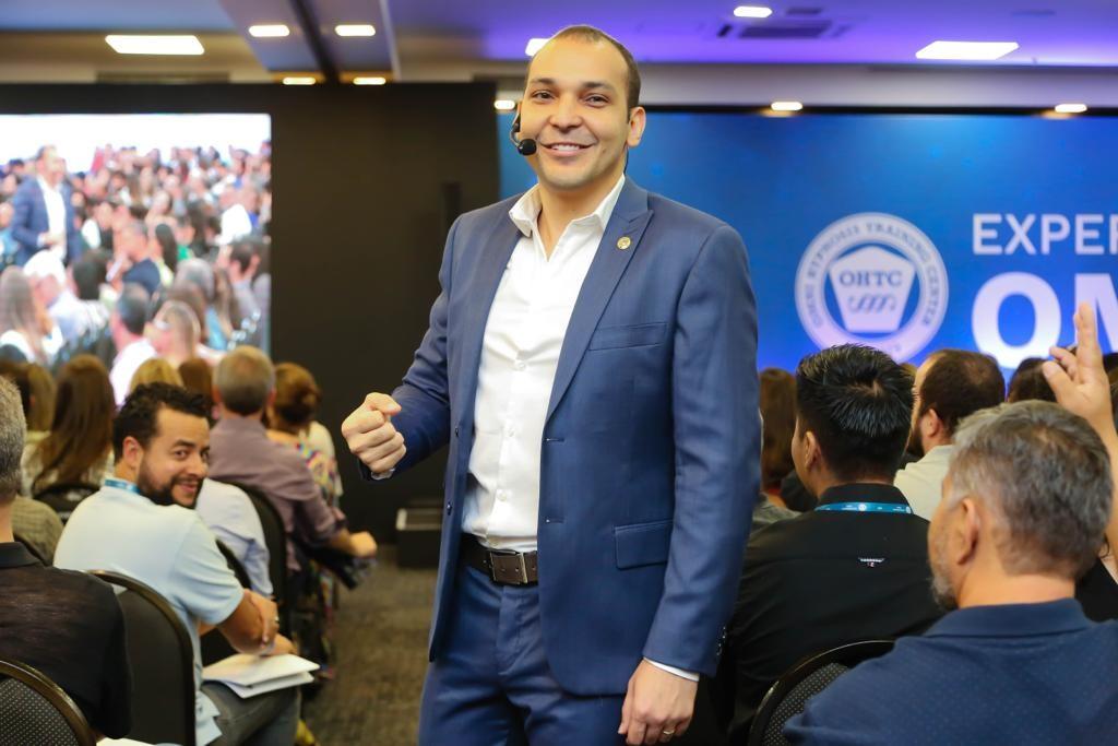 Conheça celebridades que usaram a hipnose para tratar transtornos psicológicos, o hipnoterapeuta e escritor Michael Arruda explica