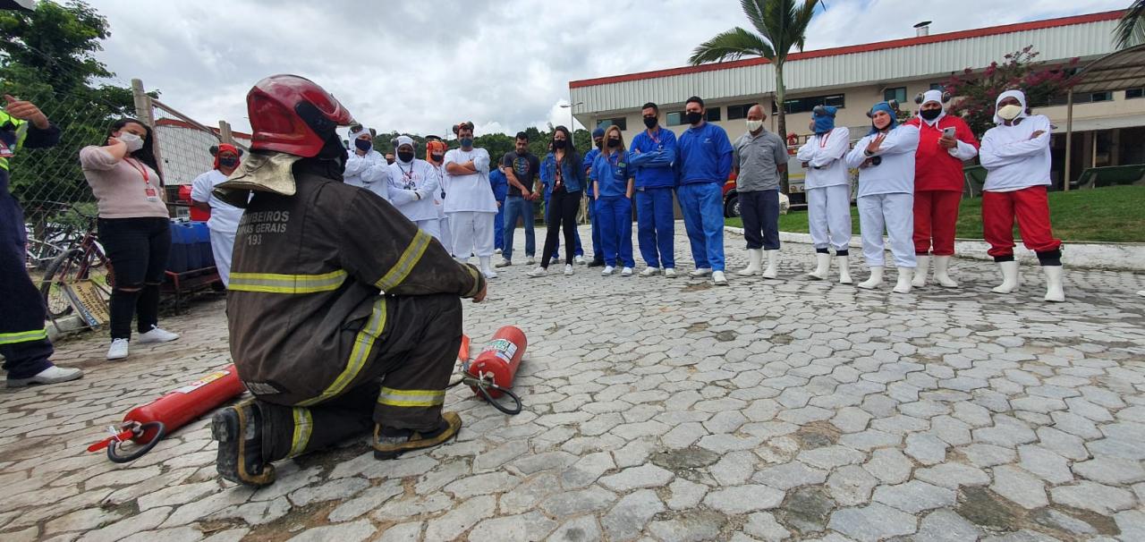 Corpo de Bombeiros ministra palestras e demonstrações a respeito do uso correto de extintores para funcionários da Empresa Rivelli