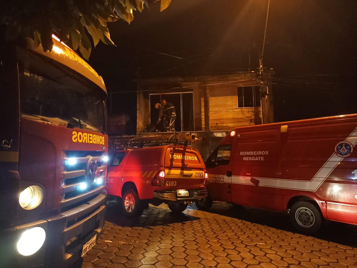 Curto circuito em aparelho de TV causa incêndio em casa em Barbacena