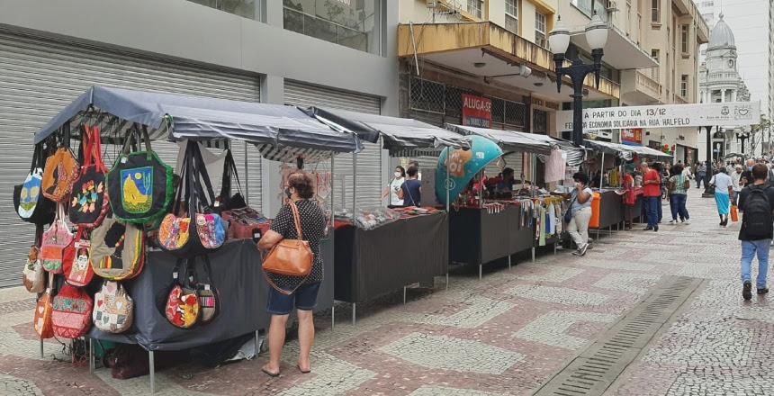 Feira de Economia Popular Solidária de Juiz de Fora tem início no Calçadão da Rua Halfeld