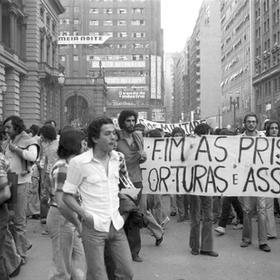 Fotos contam disputa pela democracia no Brasil, no MAC Niterói