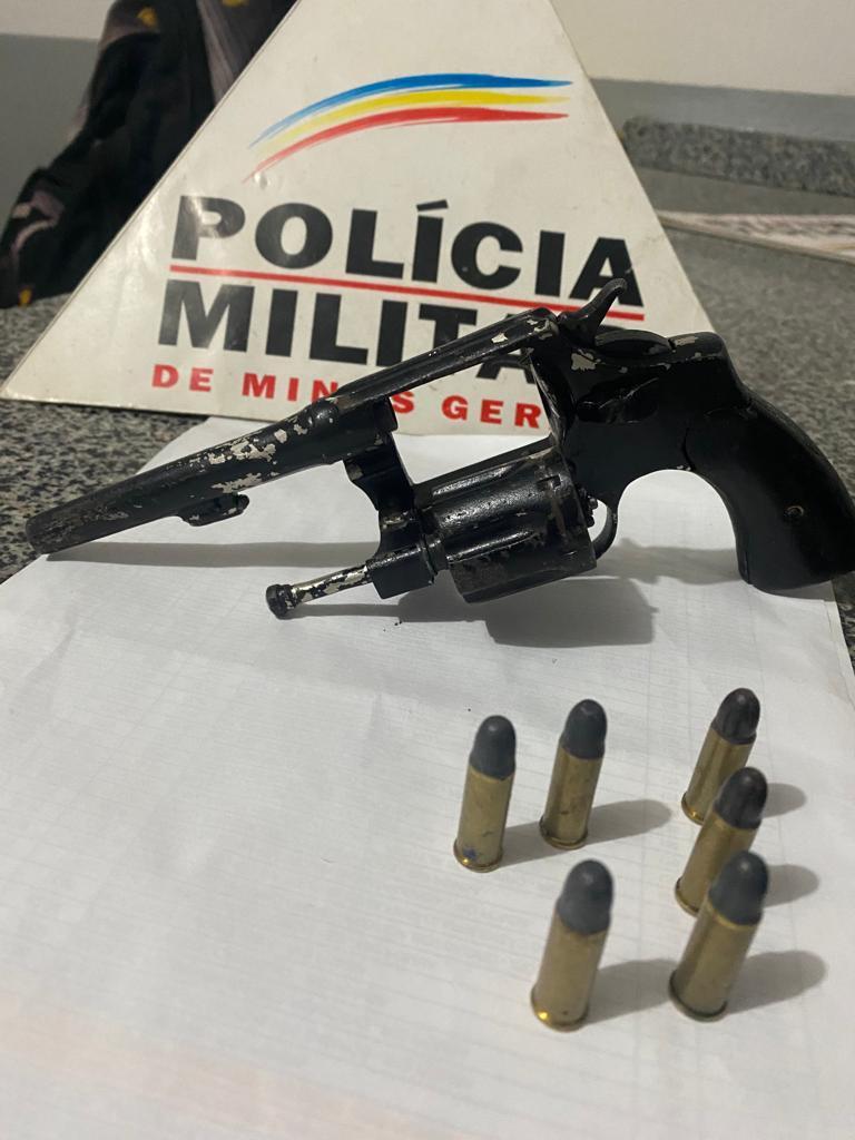 Homem é preso após ser visto com arma de fogo por policiais, em Rio Pomba