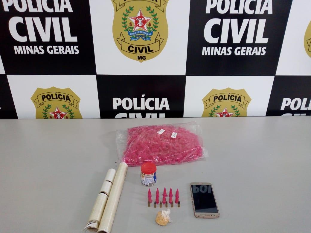 Mulher, de 22 anos, é presa por tráfico de drogas em Ubá
