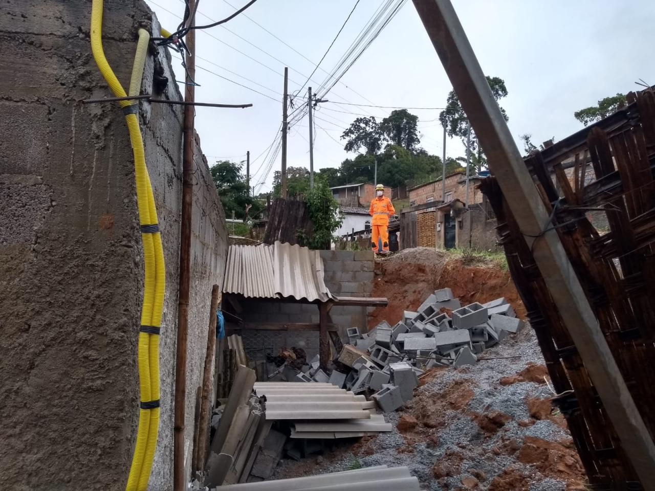Muro desabafa e danifica fachada residencial em Barbacena