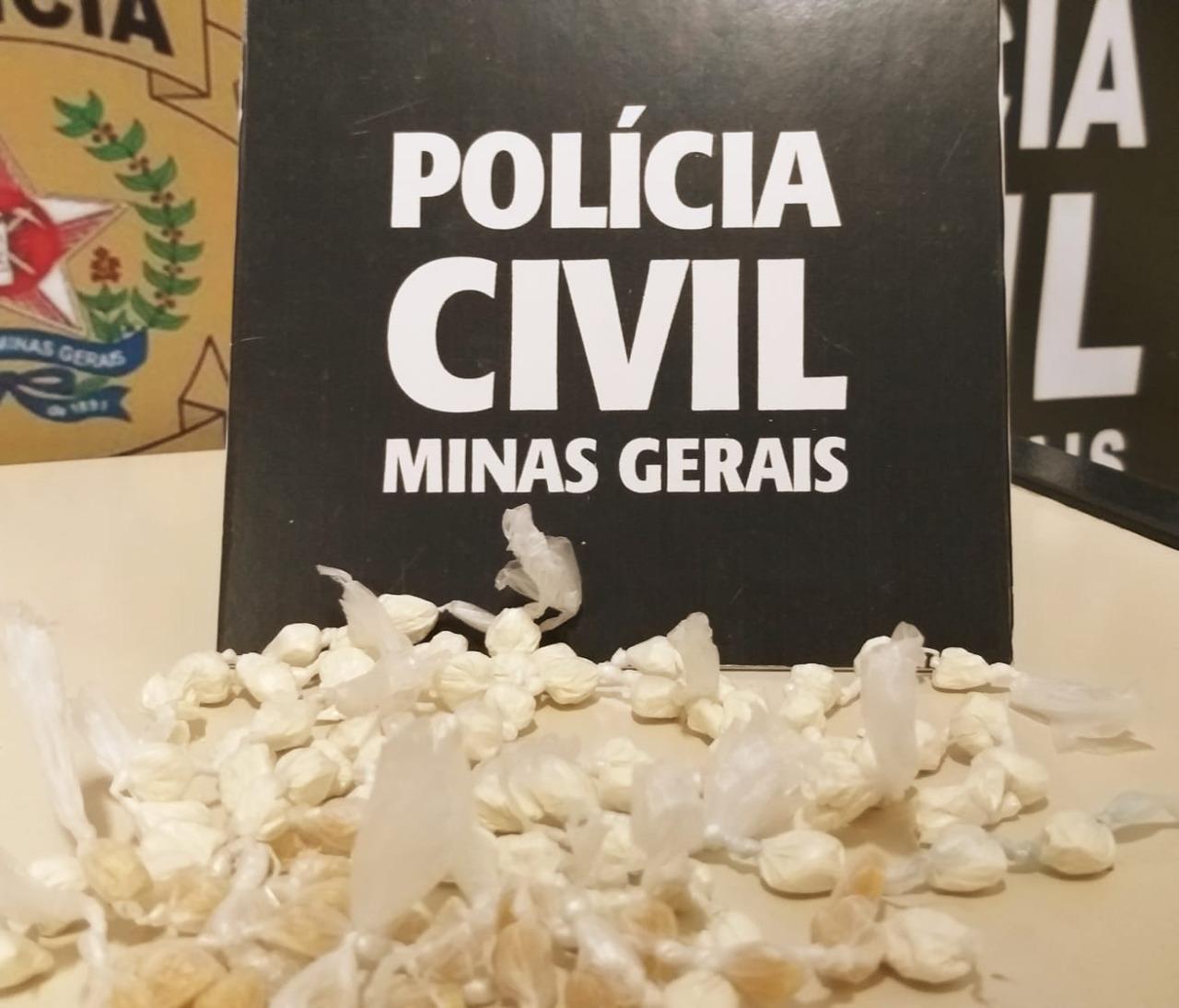 Operação da PCMG prende suspeito e apreende mais de 100 buchas de cocaína em Juiz de Fora