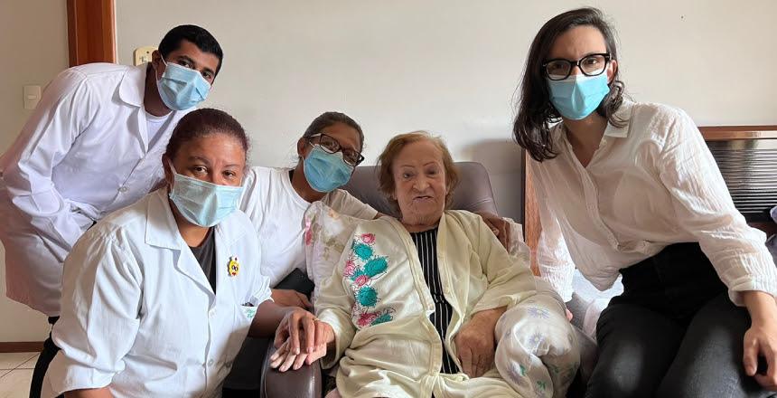 Secretária de Saúde acompanha vacinação de acamados nesta quinta-feira