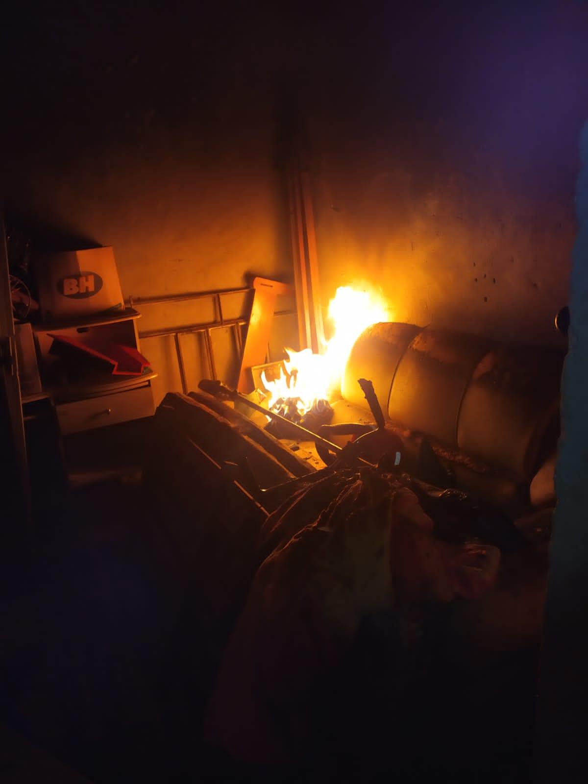 Bombeiros combatem incêndio em residência no Araçá