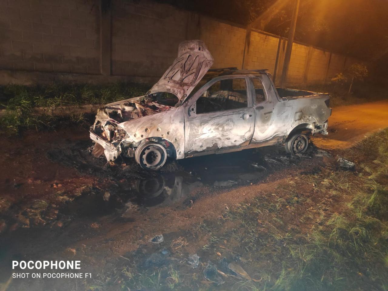 Bombeiros combatem incêndio em veículo em Tiradentes