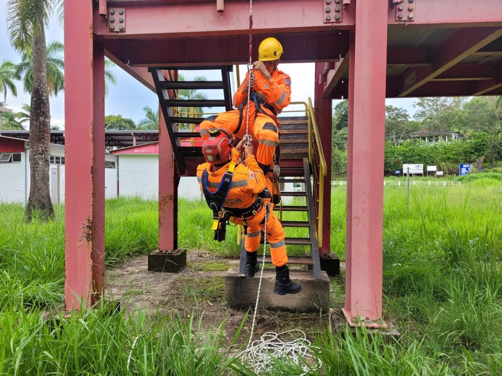 Bombeiros de Lafaiete realizam treinamento de Salvamento em Altura