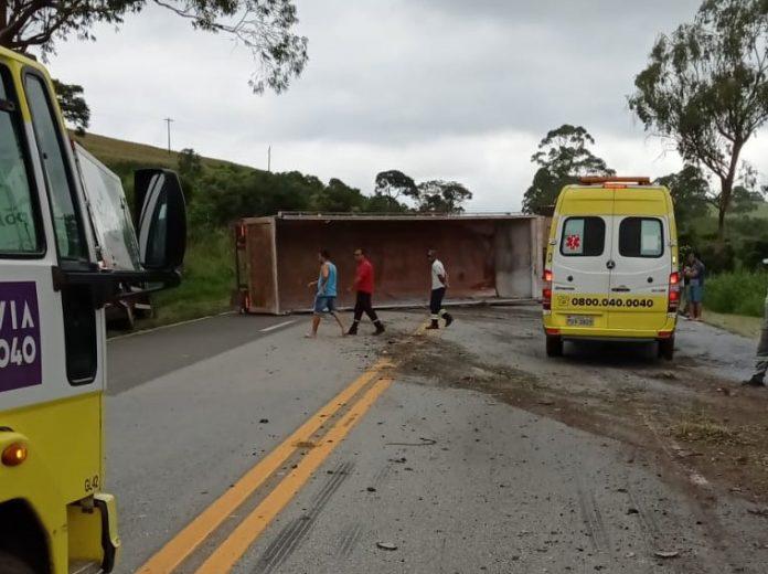 Carreta tomba e interdita parcialmente a BR-040