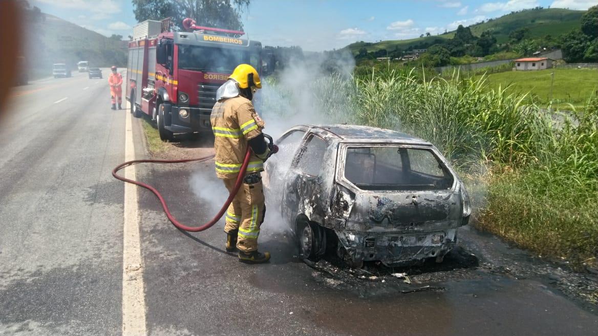 Carro pega fogo enquanto trafegava, próximo a Alfredo Vasconcelos