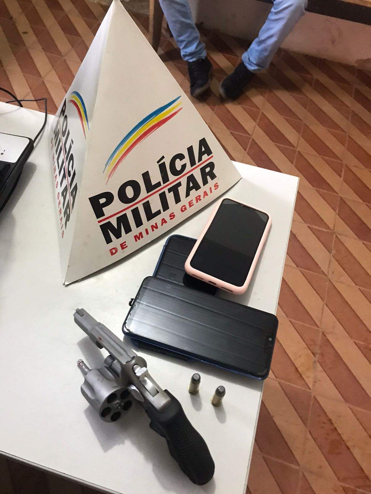 Casal é preso por porte ilegal de arma e ameaça em Ubá