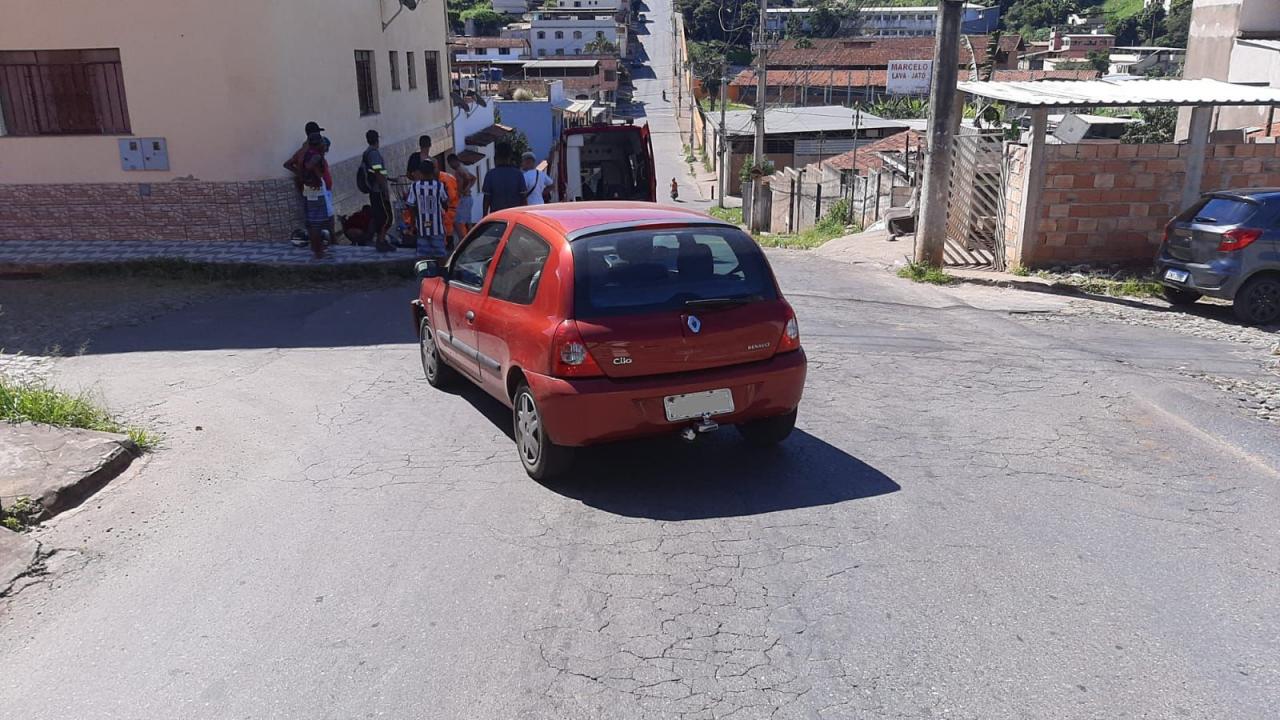 Colisão entre um carro e uma motocicleta deixa motociclista ferido