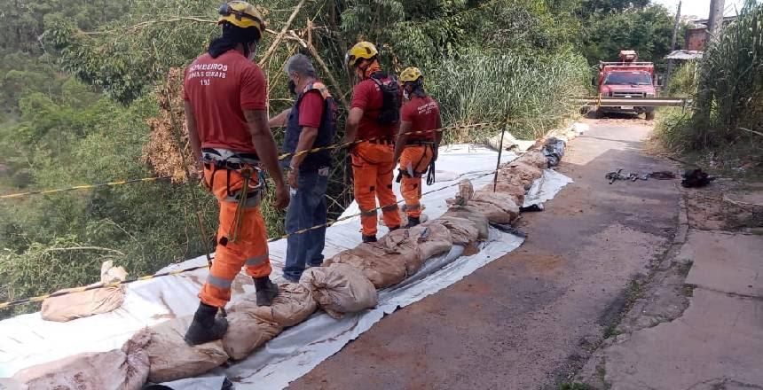 Defesa Civil e Corpo de Bombeiros fazem instalação de lona em ação preventiva