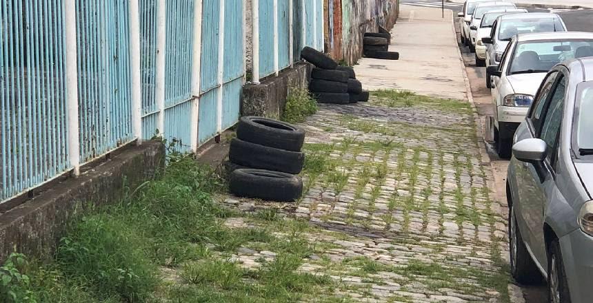 Demlurb recolhe mais de 60 pneus descartados irregularmente em rua do Centro da cidade