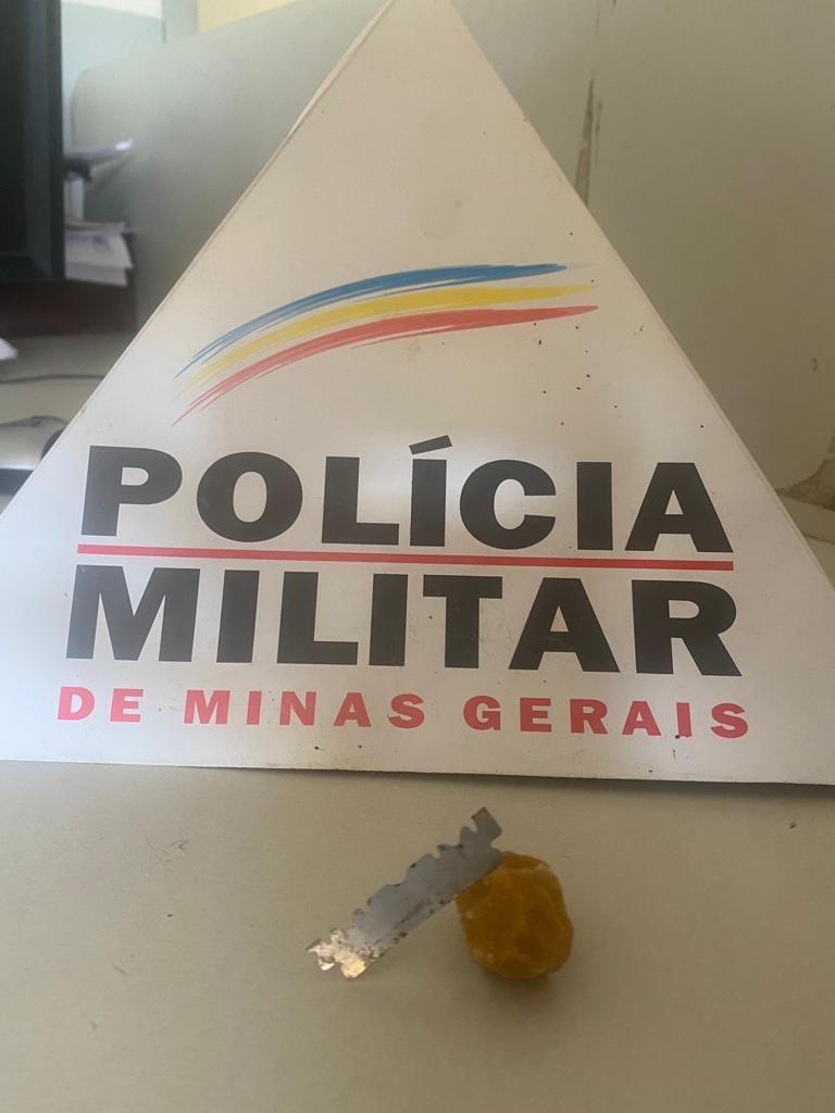 Dois homens são presos com material ilícito após denúncia anônima, em Rio Pomba