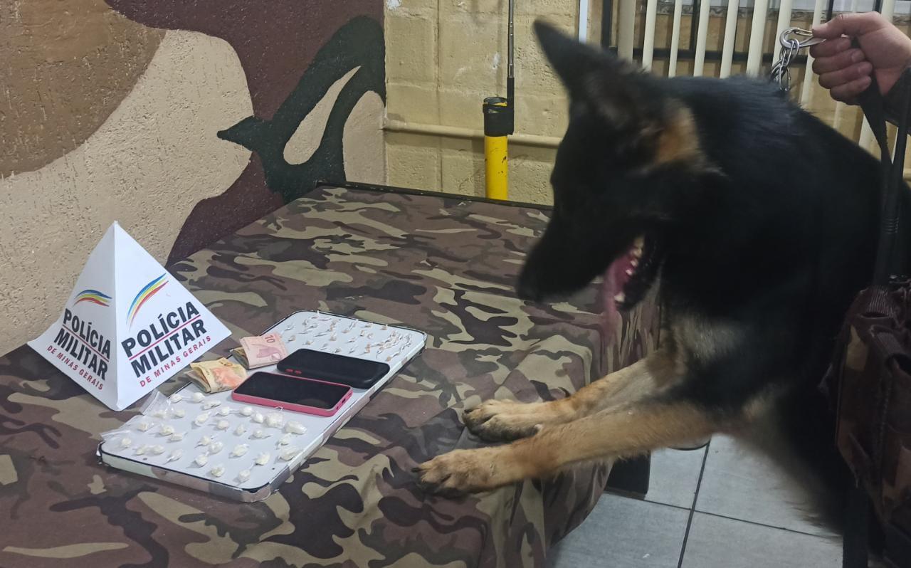 Dois homens são presos por tráfico de drogas nas imediações de um bar no bairro Santos Dumont