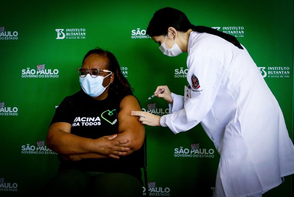 Enfermeira Mônica Calazans, 1ª pessoa a ser vacinada contra a Covid no Brasil, filia-se ao MDB