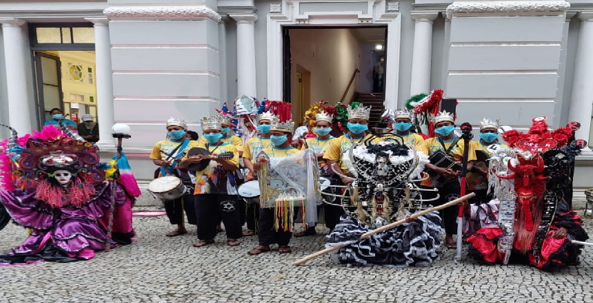 Folias de Reis encerram peregrinação com entrega de bandeiras