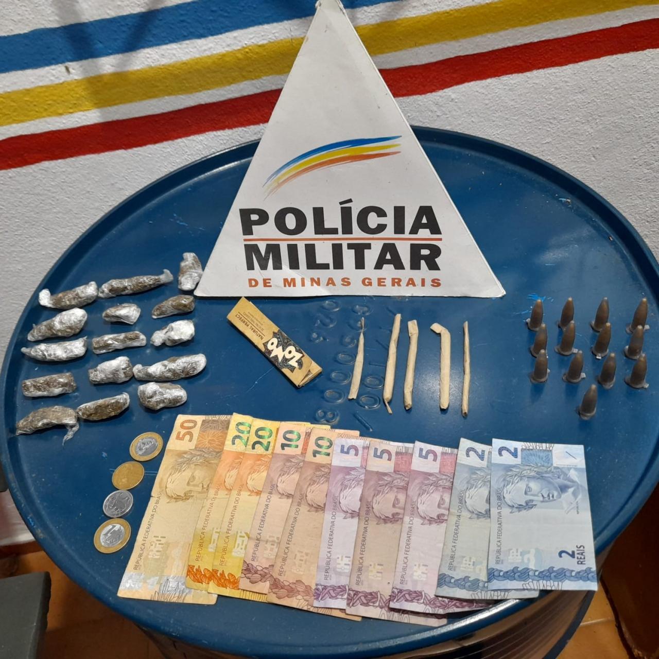 Homem é apreendido por tráfico de drogas, após denúncia anônima, em São Geraldo