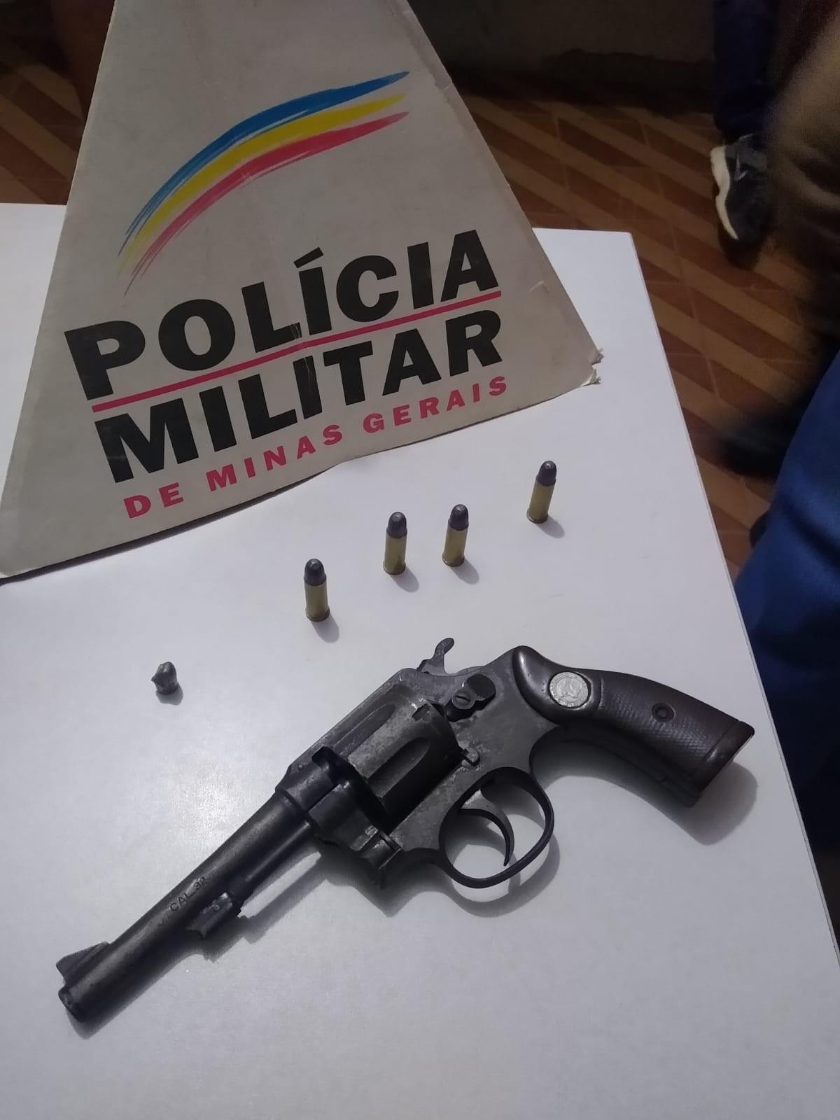 Homem é preso após efetuar ameaças e disparo de arma de fogo contra vítima, em Ubá