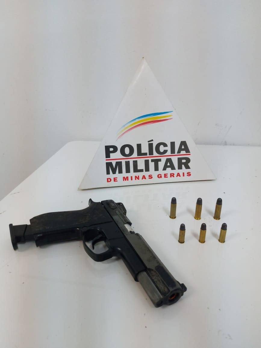 Homem é preso portando simulacro de arma de fogo e seis munições