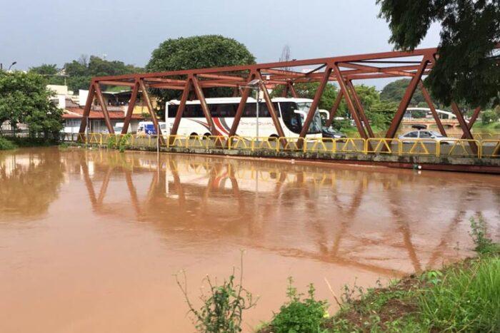 N&iacute;vel do rio em Santa Terezinha j&aacute; chegava pr&oacute;ximo &agrave; estrutura da ponte. (Foto: Fernando Priamo)