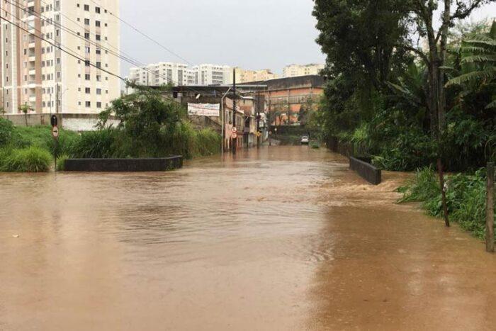 Vias do Bairro Democrata tamb&eacute;m foram tomadas pela &aacute;gua. (Foto: Fernando Priamo)